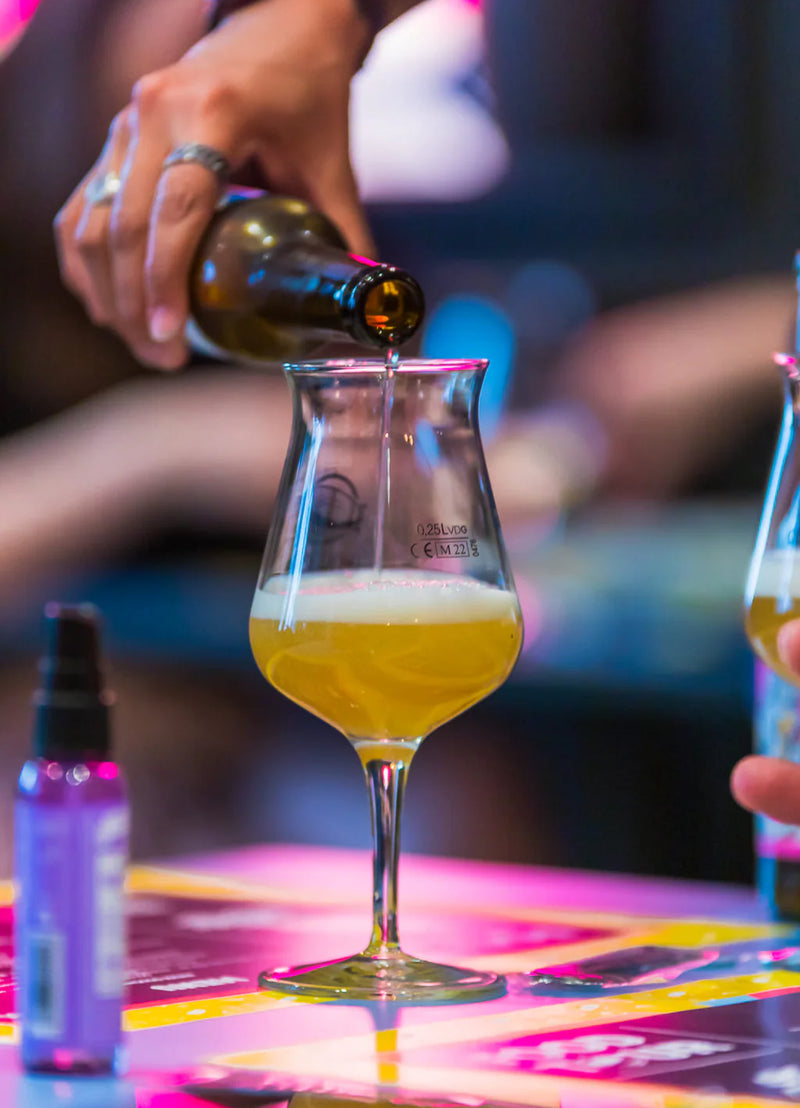 La bière l'embuscade servie dans un verre
