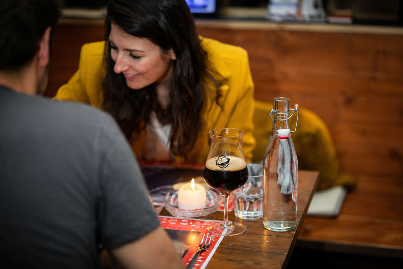 Un couple qui déjeune au restaurant avec un verre de bière.